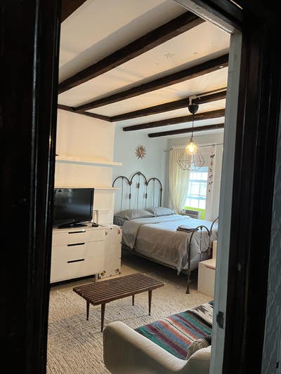 East V duplex -Very Large Room- Deck/Fireplace! Main Photo