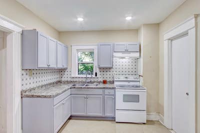 NEWLY Renovated! Amazing Bungalow, Close to Downto Main Photo