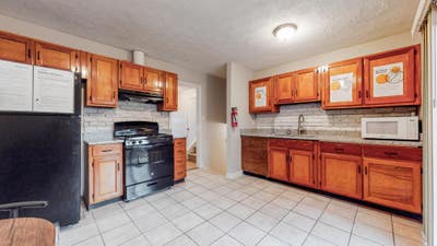 3 Minute Drive to Transit Stop ðŸšAll Utilities Inc Main Photo