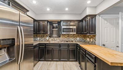  Premium Hobby Retreat: Spacious Rooms, WalkIn Clo Main Photo