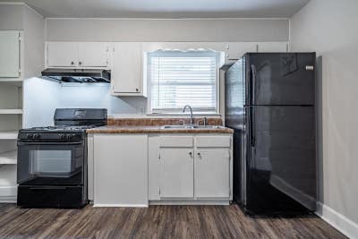 Live in Center Hill, a 5 minute walk to transit st Main Photo