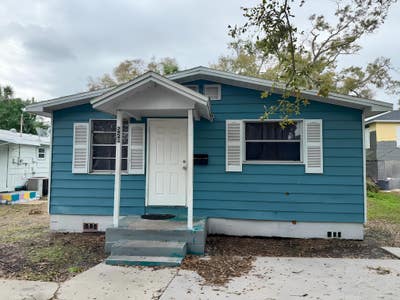 Close to downtown St Pete.  Smart TV in Room. WiFi Main Photo