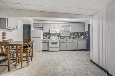 FREE Laundry and wifi! Bus stop nearby! Beautiful  Main Photo