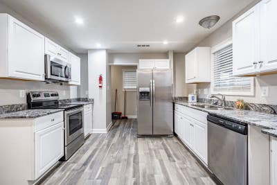 Atlanta House with Dining area. Beautiful & newlyr Main Photo