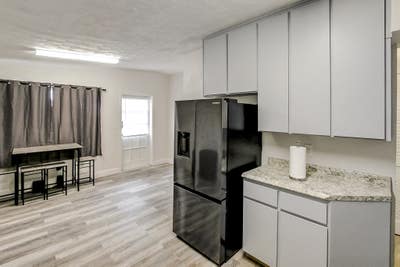 Tampa Home with great porch coffee area and bird w Main Photo