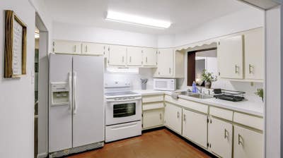 Busch Gardens Home Homey & Comforable  with Patio  Main Photo