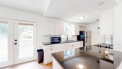 Great Location!! 1 Min to ChickfilA,  Easy Access  Main Photo