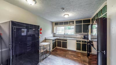 Large Room Available🧹  Cleaning  Services Include Main Photo