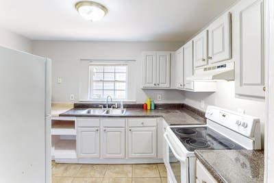  Spacious Bedroom home Oasis in Decatur! 🚍🚗 Main Photo