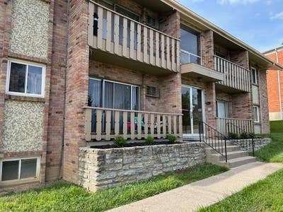 Large Quiet Apartment with Balcony Near Downtown M Main Photo