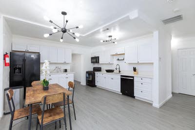 Modern & newlyrenovated Las Vegas House with Backy Main Photo