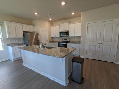 Spacious pad in Charlotte Main Photo