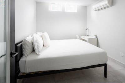 Lexington Ave Apt furnished with a full-sized bed! Main Photo