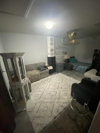 Furnished room with full size bed Main Photo