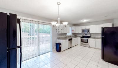 Stunning Riverdale Home, 5 min walk to bus stop Up Main Photo