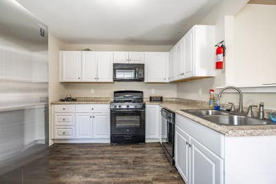  Find Serenity in the City! Comfy Living in a Beau Main Photo