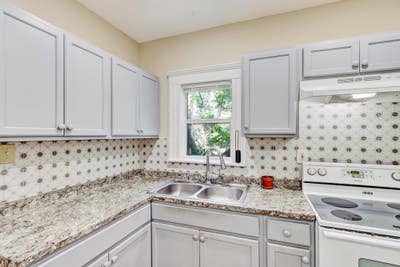 NEWLY Renovated! Amazing Bungalow, Close to Downto Main Photo