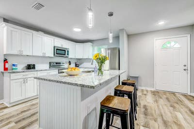Fivestar Rated Host! Comfy,  Modern,  Jacksonville Main Photo