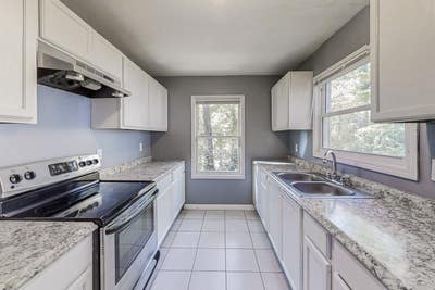 East Point House  Clean, Renovated, Super Close to Main Photo