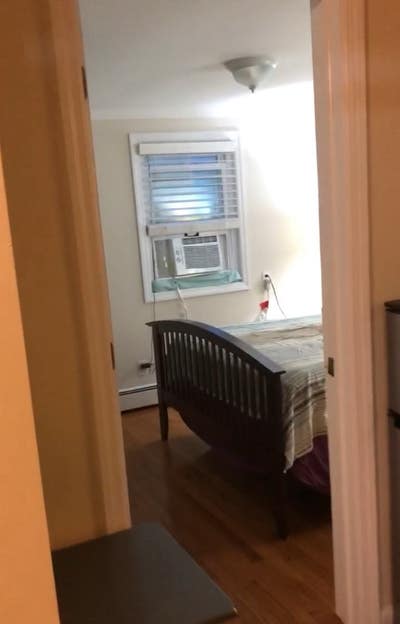 Peaceful and Clean Room Main Photo