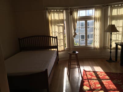 Sunny top floor room in Victorian Main Photo