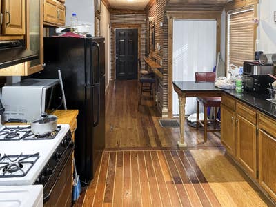 Perfect Location. Comfy & homey Main Photo