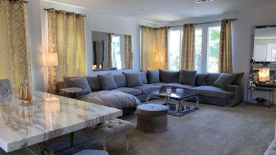 Room available in modern luxury home Main Photo