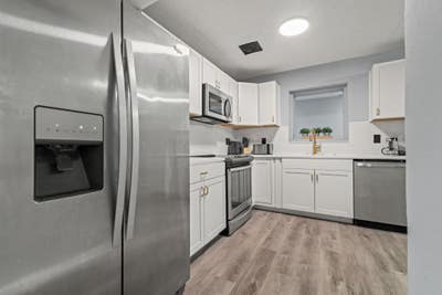 Conveniently located & freshly renovated Jacksonvi Main Photo