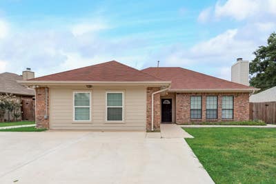 Confortable  Room in Central Plano Home ― Fast Int Main Photo