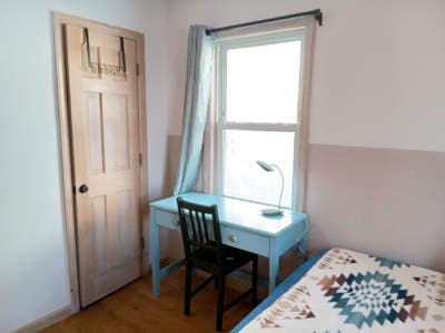 Bright room with view of backyard Main Photo