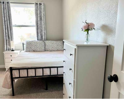 Private BR in Conveniently Located East Dallas Ho Main Photo