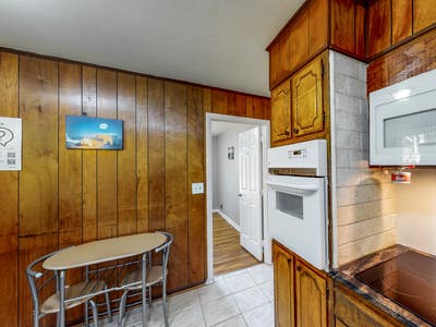 Rainbow Creek Home, less than a minute walk to tra Main Photo