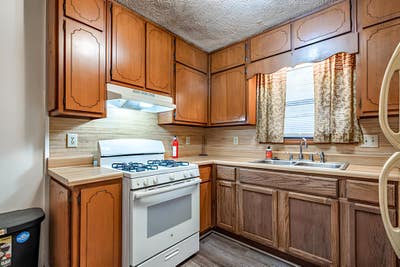  Modern and Comfy Home Cleaning Services Incldued  Main Photo