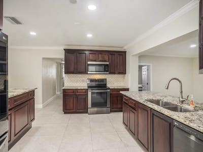 Newlyrenovated & highquality Tampa House with Dini Main Photo