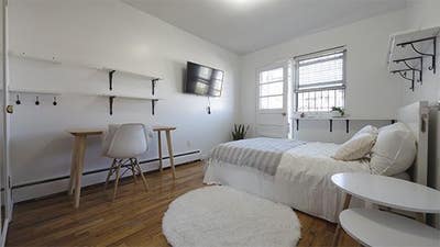 2F) Female Roomies, Furnished room w/small balcony Main Photo