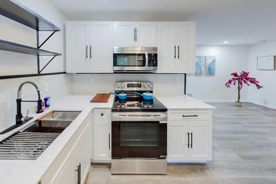  Classic Beauty with Modern Comforts in Vibrant De Main Photo