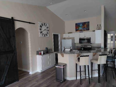 Ideal rental: great locationall essentials nearby Main Photo