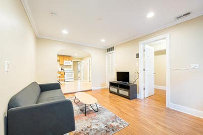 3 bed in West Town on a flexible lease Main Photo