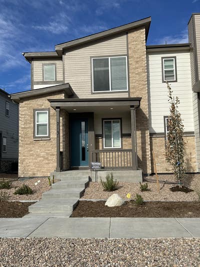 Room for rent in brand new townhome. Close to DIA Main Photo