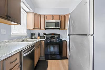 Coded Lock, Personal Bathroom, One Roommate! Quiet Main Photo