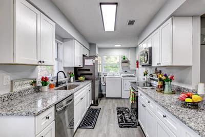 Lakeland House with Dining area. Cozy & newlyrenov Main Photo