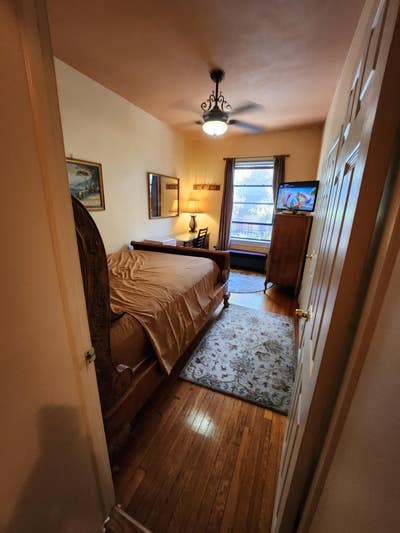 Queen Size Room with Huge Closet! Quiet Apartment! Main Photo