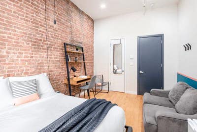 Newly renovated townhouse in amazing community! Main Photo