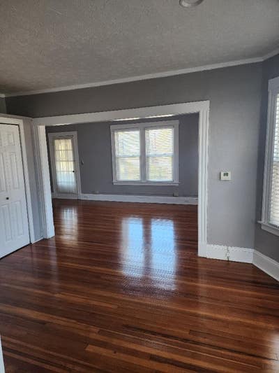 Beautiful Second Floor Unit in Quiet Neighborhood Main Photo