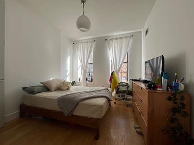 Large Bedroom in Ridgewood Main Photo