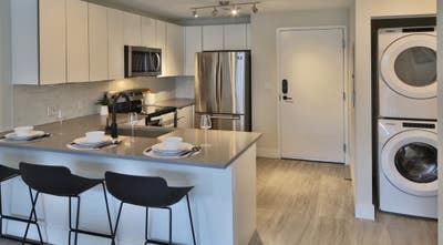 Private Room and Bath and Luxury Apartment Main Photo