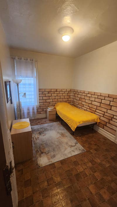 Astoria- room for rent Main Photo