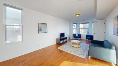 Room in Logan Square on a flexible lease Main Photo