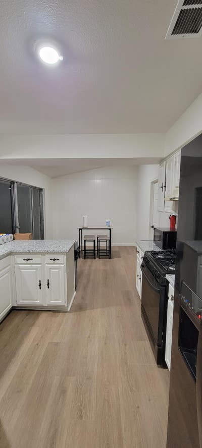 Newlyrenovated & highquality Garland House with Ba Main Photo