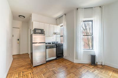 1 bed in East Village on a flexible lease Main Photo